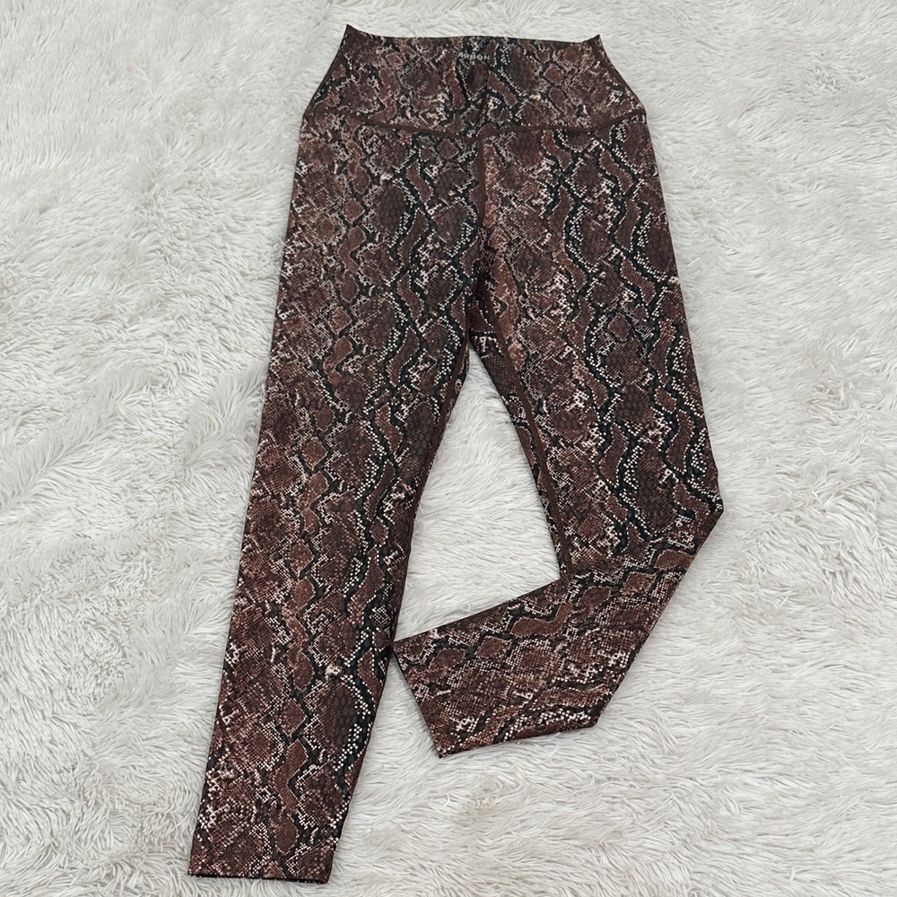 👛 Carbon Snakeskin High Rise Cropped Leggings